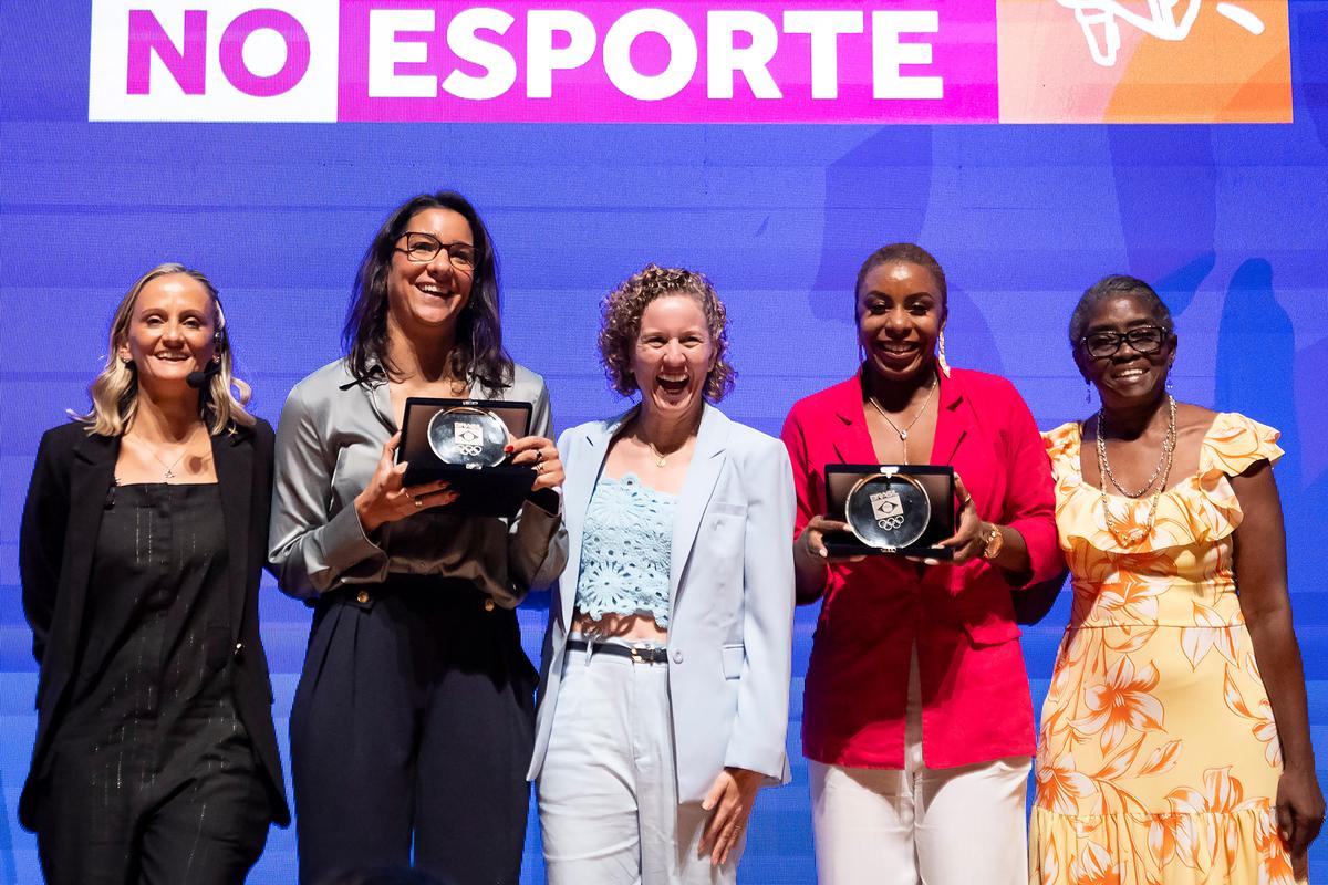 Fabi Alvim, Joanna Maranhão, Yane Marques, vice-presidente do COB, Rosângela Santos e Maria Emilia, filha de Melânia Luz no II Fórum Mulher no Esporte (Grazie Batista/COB)